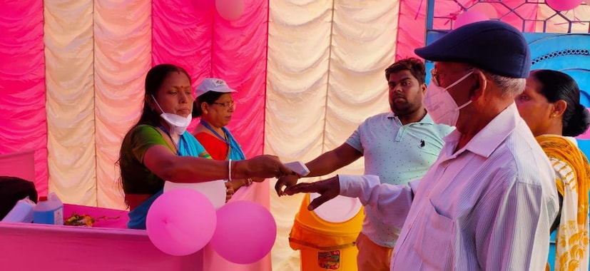 পিঙ্ক পোলিং বুথ গুলিতে সম্পূর্ণ গোলাপি রঙের সাজ দেওয়া হয়েছে। মহিলাদের সঙ্গে গোলাপি রং অনেক বেশি সংযোগকারী, এমন বিষয় মাথায় রেখে এই রং ব্যবহার করা হয়েছে। পিঙ্ক পোলিং বুথগুলিতে ছাউনির কাপড় থেকে শুরু করে হেলপ ডেস্ক তৈরি, বুথগুলির সাজসজ্জা, সবকিছুতেই গোলাপি রঙের ব্যবহার করা হয়েছে। তুলনায় অনেক বেশি পরিষ্কার পরিচ্ছন্ন রাখা হয়েছে এই বুথগুলিকে। গোলাপি এবং সাদা বেলুন দিয়ে সাজানো হয়েছে পিঙ্ক পোলিং বুথ।(Story & Image: Nayan Ghosh)