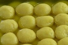 নববর্ষ শুরু হোক খাঁটি বাঙালিয়ানায়, প্রিয়জনকে মুগ্ধ করুন রাজভোগ বানিয়ে