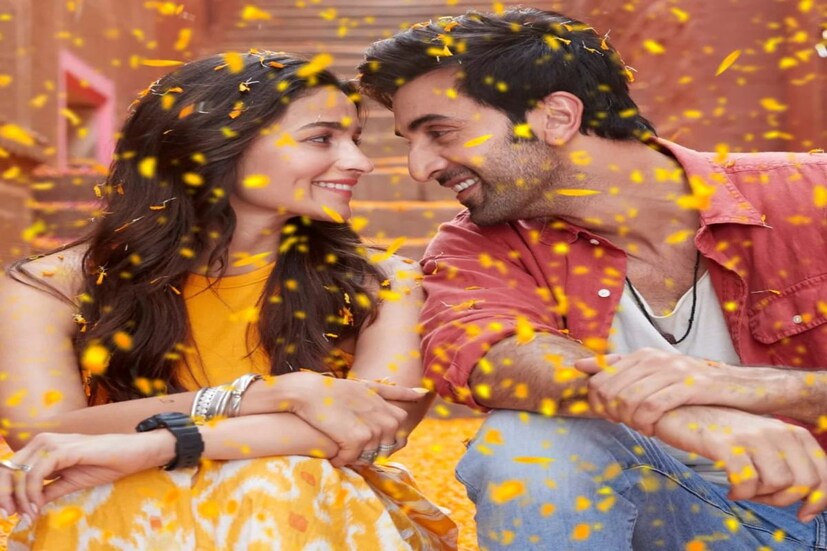 সাত পাকে বাঁধা পড়তে চলেছেন রণবীর কাপুর (Ranbir Kapoor) ও আলিয়া ভাট (Alia Bhatt)। যেদিন থেকে আলিয়া ও রণবীরের প্রেমের খবর সামনে আসে, সেদিন থেকেই কবে এই জুটি বিয়ে করবে, তা নিয়ে চলছিল নানা জল্পনা। অবশেষে চার হাত এক হচ্ছে আজ। আলিয়া রণবীরের অনুরাগীদের উৎসাহ উদ্দীপনা কম নয়। তবে এরই মধ্যে নিন্দুকদের মুখে শোনা গিয়েছে অন্য কথা। প্রায় ১০ বছরের ছোট আলিয়াকে রণবীরের বিয়ে করা নিয়ে আড়ালে আবডালে গুনগুন ফিসফাঁশ কিছু কম নয়।