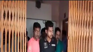 সোমবার প্রধান অভিযুক্ত সোহেলকে রানাঘাট আদালতে তোলা হয়েছে। (ছবি: নিউজ ১৮) সোমবার প্রধান অভিযুক্ত সোহেলকে রানাঘাট আদালতে তোলা হয়েছে। (ছবি: নিউজ ১৮)