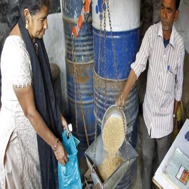 কী নির্দেশিকা? খাদ্য দফতরের নির্দেশিকা অনুযায়ী, ডিজিটাল রেশন কার্ড ছাড়া আর পাওয়া যাবে না কেরোসিন তেল। সম্প্রতি এমনই সিদ্ধান্ত নিয়েছে খাদ্য দফতর। প্রসঙ্গত, কাগজের রেশন কার্ডে খাদ্যশস্য বিতরণ অনেক আগেই বন্ধ করে দেওয়া হয়েছে। এ বার কেরোসিন তেল পাওয়ার ক্ষেত্রেও এমনই সিদ্ধান্ত নিয়েছে খাদ্য দফতর।