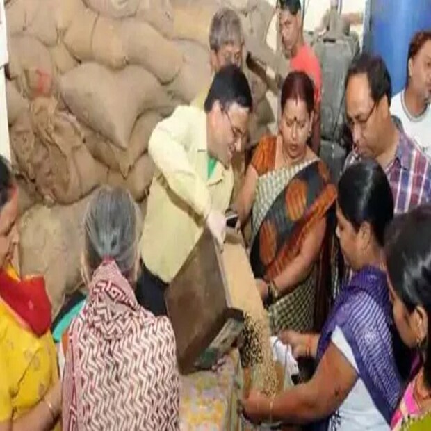 গ্রাহকরা যাতে দ্রুত ডিজিটাল রেশন কার্ড তৈরি করে নেন সে ব্যাপারে নতুন পদক্ষেপ করতে চলেছে খাদ্য দফতর। কাগজের রেশন কার্ড বদলানোর জন্য গ্রাহকদের মধ্যে প্রচার অভিযান চালানো হবে বলে খাদ্য দফতর সূত্রে খবর।  