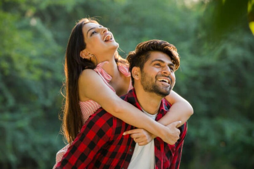 ২) আপনি যেভাবে পৃথিবীকে দেখছেন, আপনার বয়সে ছোট বা বড় সঙ্গী সেভাবে হয়তো দেখছেন না। তাই বিরক্ত না হয়ে, বরং ধৈর্যশীল হন। বরং সঙ্গীকে বোঝার একটু চেষ্টা করুন। সময় দিন। অনেক কিছু অর্থহীন মনে হলেও তাঁর মতো করে বুঝে নেওয়ার চেষ্টা করুন।