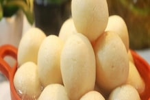 Rasgulla: বাড়িতেই বানিয়ে নিন গরম গরম রসগোল্লা ! জেনে নিন সহজ রেসিপি Rasgulla: বাড়িতেই বানিয়ে নিন গরম গরম রসগোল্লা ! জেনে নিন সহজ রেসিপি