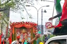 রামনবমীর মিছিলে ক্লান্ত ভক্তরা, জলের বোতল এগিয়ে চলল সৌহার্দ্য বিনিময় রামনবমীর মিছিলে ক্লান্ত ভক্তরা, জলের বোতল এগিয়ে চলল সৌহার্দ্য বিনিময়