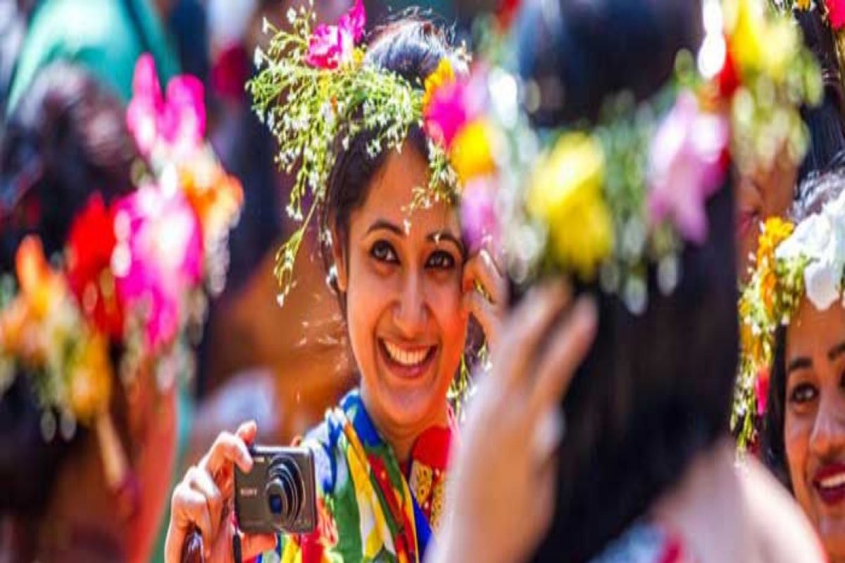 Poila Boishakh 2022: বর্ষবরণের উৎসবে মাতোয়ারা বাংলা ও বাঙালি! পয়লা বৈশাখের চেনা ছবি রাজ্যজুড়ে! দেখুন...