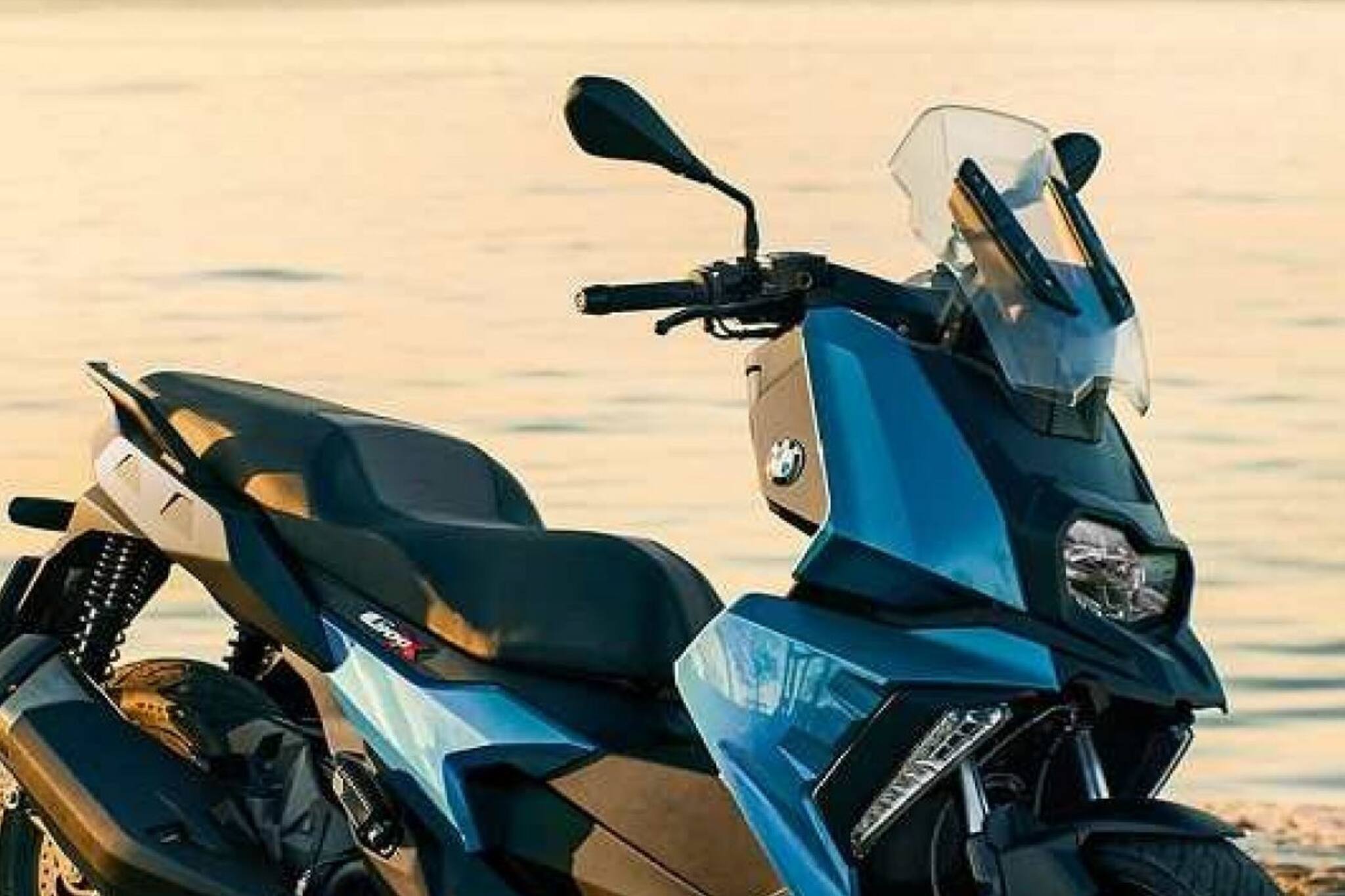 কী আশ্চর্য! রাইডার হেলমেট না পরলে স্টার্ট নেবে না এই স্কুটার!