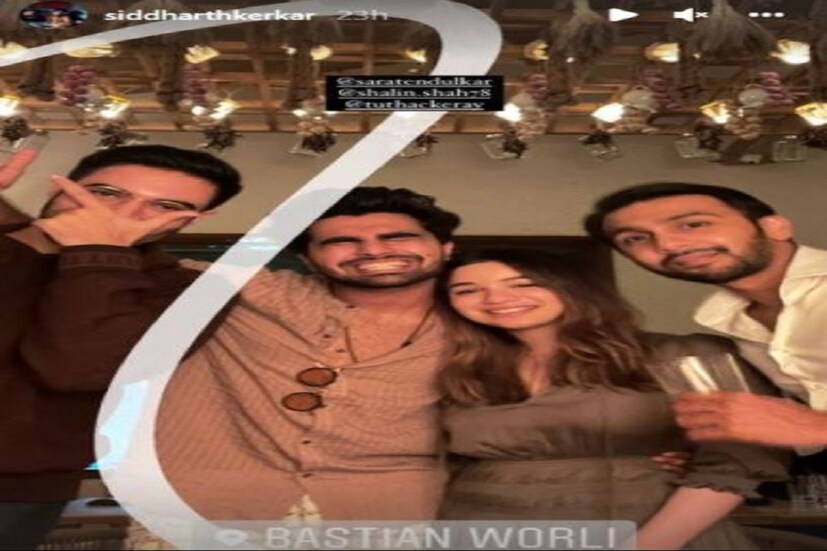সম্প্রতি গোয়া ভেকশন থেকে একের পর এক স্টোরি আপডেট দিচ্ছিলেন সারা তেন্ডুলকর৷ কিন্তু তাঁর সঙ্গী কে তা নিয়ে ছিল জোর ধোঁয়াশা৷ এবার সেই গসিপ আরও আগুন লেগেছে কারণ সকলেই প্রথমে ধরে নিয়েছিলেন সঙ্গী শুভমান গিল৷ কিন্তু সারার সঙ্গে ছবি শেয়ার করে স্টোরিতে দিয়েছে সিদ্ধার্থ কেরকার৷ Photo Courtesy- Instagram 