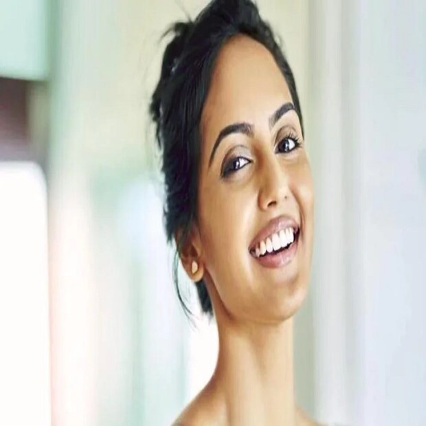 ডিহাইড্রেশনের বিরুদ্ধে লড়াই করার জন্য, হারিয়ে যাওয়া হাইড্রেশন বা আর্দ্রতা আবার ফিরিয়ে নিয়ে আসতে এবং আর্দ্রতা ধরে রাখার জন্য সবার আগে জল পানের পরিমাণ বাড়িয়ে দিতে হবে। কারণ ত্বকে যদি আর্দ্রতার অভাব দেখা দেয় তাহলে বুঝে নিতে হবে যে পরিমাণ জল একজন পান করছে তাতে কাজ হচ্ছে না। তাছাড়া কী জাতীয় পণ্য বা প্রসাধনী ব্যবহার করা হচ্ছে সেদিকেও নজর রাখতে হবে। অ্যান্টিঅক্সিডেন্ট এবং হিউমেক্ট্যান্ট সমৃদ্ধ প্রসাধনী ব্যবহার করতে হবে যাতে ত্বকে আর্দ্রতা বজায় থাকে।