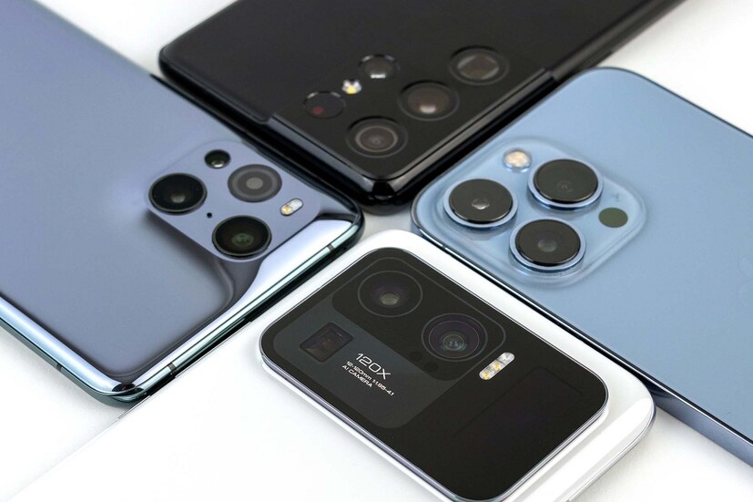 Smartphone Colours and Personalities:ফোনের রঙ আমাদের সম্পর্কে অনেক কিছু বলে দিতে পারে। যাঁর যে রঙের ফোন পছন্দ তার উপরেই নির্ভর করছে অনেক কিছু। অর্থাৎ ফোনের সেই রঙ তাঁদের চরিত্র সম্পর্কে অনেক কিছু বলে দিতে পারে। সম্প্রতি সামনে উঠে এসেছে এমনই এক তথ্য। অনেকেই ফোন কেনার সময় তাঁদের পছন্দের রঙের ওপর বেশি গুরুত্ব দেন। কারও পছন্দ কালো রঙের ফোন আবার কারও পছন্দ লাল রঙের ফোন। আবার অনেকেই পছন্দ করে থাকেন নীল বা সবুজ রঙের ফোন। ফোনের এই রঙ-ই বলে দিতে পারে আমাদের চরিত্র সম্পর্কে অনেক অজানা কথা। 