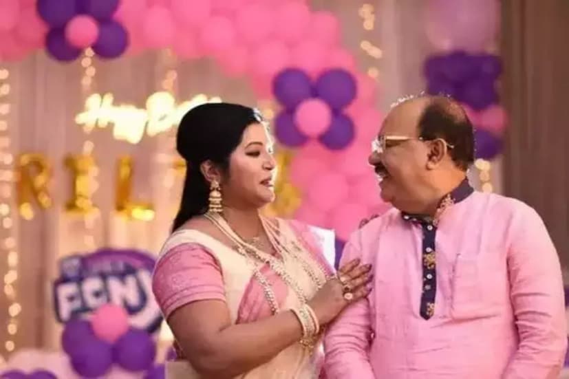 রাতে শোভন-বৈশাখীর গোলপার্কের ফ্ল্যাটে জন্মদিনের পার্টির আয়োজন করা হয়েছিল। যেখানে উপস্থিত ছিলেন খুব ঘনিষ্ঠ কিছু বন্ধু। এর আগে প্রেমের মরশুমে কখনও ভিক্টোরিয়া তো কখনও প্রিন্সেপ ঘাটে দেখা গিয়েছিল এই জুটিকে যুগলে।