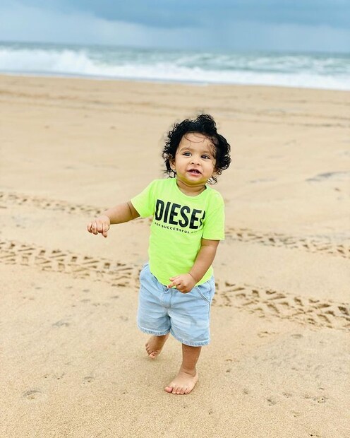*ইউভান নেটিজেনদের মধ্যে খুবই জনপ্রিয়, তা আর এখন বলার অপেক্ষা রাখে না। শুভশ্রী বা রাজ ইউভানের ছবি শেয়ার করলে, তা ভাইরাল হতে সময় নেয় না। সেই ছোট্ট ইউভান স্কুলে যাচ্ছে, তাও আবার প্রথম দিন, সেই ছবি শেয়ার হয়েছে সোশ্যাল মিডিয়ায়, তা নিয়ে চর্চা হবে না! ছবি: ইনস্টাগ্রাম। 