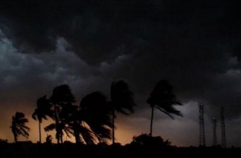 শুক্রবার দুপুরে আবহাওয়া দফতরের দেওয়া পূর্বাভাস অনুযায়ী, পুরুলিয়া,পশ্চিম মেদিনীপুর, ঝাড়গ্রাম, বাঁকুড়া এবং পশ্চিম বর্ধমানে তাপপ্রবাহের সম্ভাবনা রয়েছে। তবে দক্ষিণবঙ্গের এই জেলাগুলিতেও বজ্রবিদ্যুৎ সহ বৃষ্টিপাতের সম্ভবনা রয়েছে৷ Photo - Representative