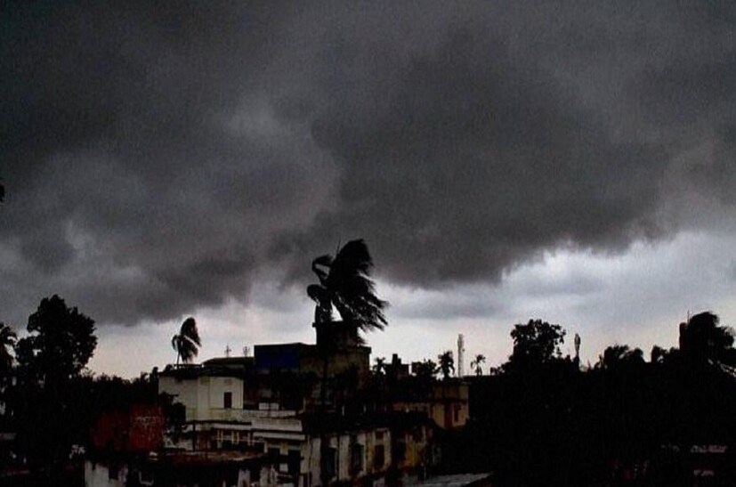 ওয়েদার আপডেটে (Weather Update) সাত জেলায় কালবৈশাখীর (Thunderstrom) সতর্কতা জারি করল আলিপুর আবহাওয়া দফতর৷ ক্রমশ বাড়ছে তাপমাত্রার পারদ৷ আগুন তাতে ঝলসে যাচ্ছে দক্ষিণবঙ্গ৷ রোদে ঝলসে যাওয়া দক্ষিণবঙ্গবাসীকে সাময়িক স্বস্তি দিতে আসছে ঝড়৷ কালবৈশাখীর ঝড়ে হবে লণ্ডভণ্ড৷ সঙ্গী হবে প্রবল বৃষ্টি৷ Photo- File 