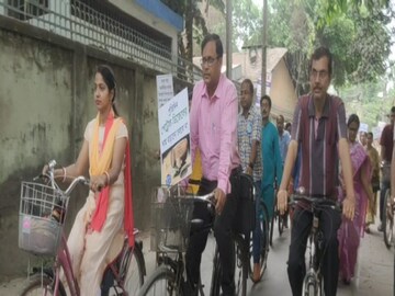 সাইকেল নিয়ে তৃণমূল কাউন্সিলররা
