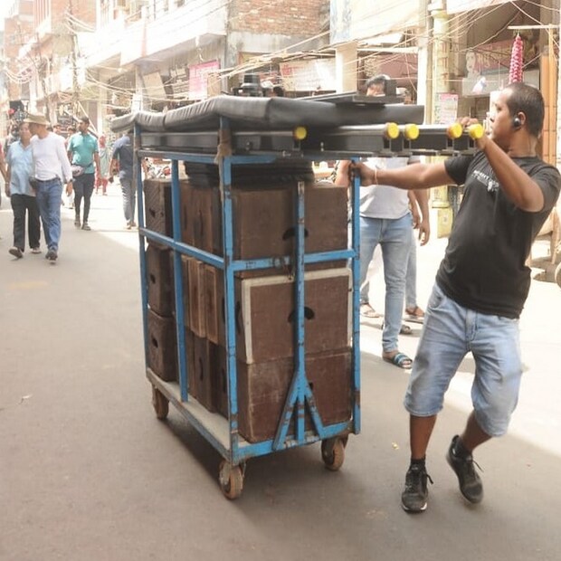 বরুণ ধাওয়ানের আগামী সিনেমা বাওয়ালের শ্যুটিং চলছে। এতে লখনউয়ের আনন্দবাগের সরু রাস্তার একটি দৃশ্যও রয়েছে, যেটির শ্যুটিং হওয়ার কথা লখনউতে। কিন্তু, লখনউ প্রশাসনের অনুমতি না থাকায় সেই সরু রাস্তার শ্যুটিংয়ের জন্য কানপুরের লোকেশন বেছে নেওয়া হয়। অনুমতির মেলার পরে, বৃহস্পতিবার সকালেই শ্যুটিং শুরু হয়। ভোরেই লোকেশনে পৌঁছে সেট তৈরি করেন সদস্যরা এবং তারপরে বুলেটে চড়ে বেরিয়ে আসেন বরুণ ধাওয়ান। দ্রুত গতিতে বুলেটে রওনা হয়ে বরুণ ধাওয়ান লেনিন পার্ক পর্যন্ত যান। ভিড় নিয়ন্ত্রণে প্রস্তুতই ছিল পুলিশ।
