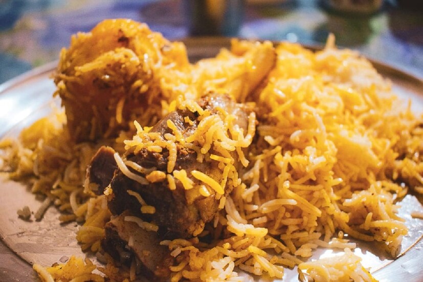 ওয়াজেদ আলি শাহ-র হাত ধরে কলকাতায় প্রথম বিরিয়ানির প্রবেশ আর একেবারেই ভিনদেশী এই পদটাকে মন-প্রাণ দিয়ে ভালবেসে ফেলল আপামর বাঙালি! লম্বা-লম্বা চালের ভাত, তুলতুলে মাংস আর নধর একখানা আলু... উফফ একেই কি কয় স্বর্গসুখ! বিরিয়ানির অন্যতম আকর্ষণ কিন্তু ওই নধর আলুখানাই! তবে, বিরিয়ানিতে আলু কিন্তু দেখা যায় শুধু বাংলায়! বাংলার বাইরে অন্য কোনও রাজ্যেই বিরিয়ানিতে আলু দেওয়া হয় না! জানেন কি, কেন কলকাতার বিরিয়ানিতে আলু থাকে? 