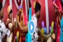 কনের বদলে শাশুড়িকে মালা বরের! তুলকালাম ছাদনাতলায়! দুর্বার গতিতে ভাইরাল ভিডিও কনের বদলে শাশুড়িকে মালা বরের! তুলকালাম ছাদনাতলায়! দুর্বার গতিতে ভাইরাল ভিডিও