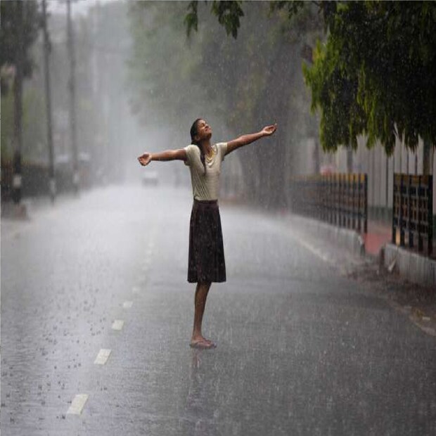 হাওয়া অফিসের অধিকর্তা গণেশ কুমার দাস জানিয়েছেন, দক্ষিণবঙ্গে বজ্রবিদ্যুৎ-সহ বৃষ্টির সম্ভাবনা তৈরি হচ্ছে। বৃষ্টির সঙ্গে দু-এক জায়গায় দমকা ঝোড়ো হাওয়ার সম্ভাবনা আছে। 