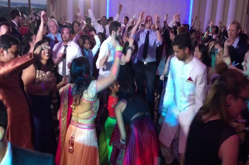 উত্তর ভারতীয় বিয়েতে মাতাল হওয়া নতুন কিছু নয়। প্রায়ই মাতাল ব্যক্তিদের ডান্স ফ্লোরে এলোমেলো পা নিয়ে দুলতে দেখা যায়। অনেক সময় এমন লোকেরা বিয়েতে আসা অতিথিদেরও ধাক্কা দেয় বা সামলাতে না পেরে আজব কিছু কাণ্ড ঘটিয়ে ফেলেন এমন ঘটনাও ঘটে।