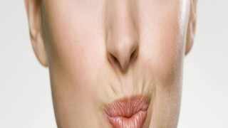 ঠোঁটে মরা কোষ জমতে থাকলে ঔজ্জ্বল্য হারায়। তাই রোজ ব্রাশ করার সময়ে ঠোঁটেও ব্রাশ রাব করুন। তার পরে হালকা কোনও লিপবাম লাগিয়ে নিন। অথবা রাতেও ঘুমোতে যাওয়ার আগে ঠোঁটে ব্রাশ দিয়ে রাব করে গ্লিসারিন অথবা লিপবাম লাগিয়ে শুয়ে পড়ুন।
