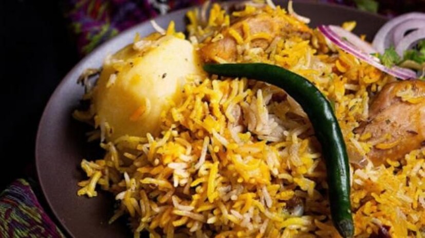 বিরিয়ানি রাঁধা হত দমে। ধীরে ধীরে যখন সেই রান্না হত, খুশবুতে ভরে যেত চারিদিক। একদিন কাজ পরিদর্শনে এসে খোদ নবাব আসফ-উদ-দৌলা পেলেন সেই ঘ্রাণ। কৌতূহলী হয়ে তিনি এ'ব্যাপারে জানতে চাইলেন। রেসিপি জেনে তিনি বেজায় খুশ! ব্যাস, বিরিয়ানির এন্ট্রি হল নবাবের বাবুর্চিখানায়।