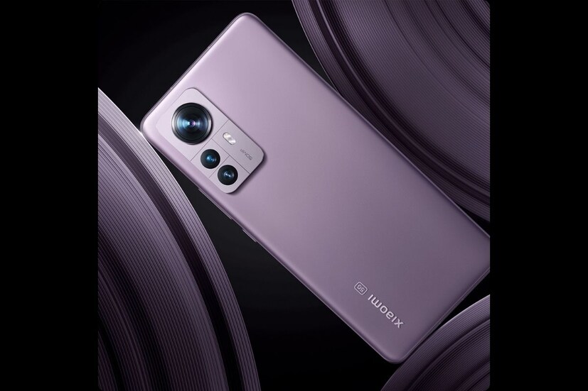 Xiaomi 12 Pro - কয়েক সপ্তাহ আগেই চিনে লঞ্চ করেছিল Xiaomi 12 Pro। এ বার এ দেশে ফোনটি লঞ্চ হতে চলেছে ১২ এপ্রিল ভারতীয় সময় বেলা ১২টায়। Xiaomi-এর এই নতুন ফোন Xiaomi 12 Pro-তে রয়েছে ৬.৭ ইঞ্চির WQHD+ AMOLED ডিসপ্লে, স্ন্যাপড্রাগন ৮ জেন ১ চিপসেট (Snapdragon 8 Gen 1 Chipset)। এতে থাকছে ৮ অথবা ১২ জিবি র্যা ম (RAM) এবং ২৫৬ জিবির (GB) পর্যন্ত এক্সপান্ডেবল স্টোরেজ। তবে এতে কোনও মেমরি কার্ডের স্লট নেই। Xiaomi-এর নতুন এডিশনের স্মার্টফোন Xiaomi 12 Pro তে রয়েছে ট্রিপল ক্যামেরা। এ ছাড়া এই ফোনে রয়েছে ৫০ মেগাপিক্সেলের (Megapixel) সেন্সর।