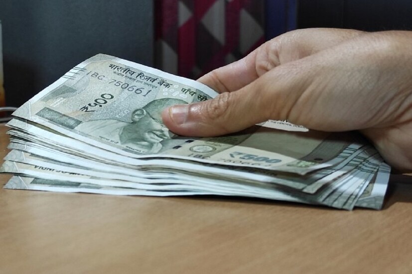 সপ্তম বেতন কমিশনের সুপারিশে (7th Pay Commission) বর্তমানে ফিটমেন্ট ফ্যাক্টর ২.৫৭ শতাংশ ৷ কেন্দ্রীয় সরকারি কর্মীদের বেসিক স্যালারি সপ্তম বেতন কমিশনের অন্তর্গত (7th Pay Commission latest update) ফিটমেন্ট ফ্যাক্টরকে ২.৫৭ গুণ করে বৃদ্ধি করা যায় ৷ প্রতীকী ছবি ৷