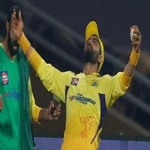 হাতে ধরা দীনেশ কার্তিকের ক্যাচ, তারপরে ধাঁই করে মাঠে পড়ে গেলেন জাদেজা, কেন? হাতে ধরা দীনেশ কার্তিকের ক্যাচ, তারপরে ধাঁই করে মাঠে পড়ে গেলেন জাদেজা, কেন?