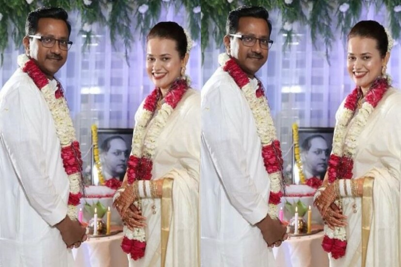 বিয়েতে অপরূপা দেখতে লেগেছে টিনা ডাবিকে ৷ সাদা ও সোনালি রঙের শাড়িতে ঝড় তুলেছেন সোশ্যাল মিডিয়ায় ৷ রিসেপশন বা বউভাতে আইপিএস টিনা ডাবি ল্যাহেঙ্গা পরেছেন ৷  ছবি সৌজন্যে ইনস্টাগ্রাম ৷