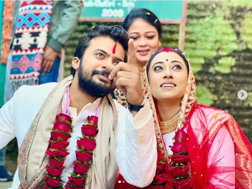 কলকাতায় নয়, দূর সিকিমে, পাহাড়ের কোলে একটি নিড়িবিলি ছোট্ট গ্রামে বসেছিল অঙ্কিতা- প্রান্তিকের বিয়ের আসর। বর্তমানে ‘মন ফাগুন’ ধারাবাহিকে খলনায়ক হিসাবে দেখা যাচ্ছে প্রান্তিককে, অঙ্কিতা ব্যস্ত ছবি, ওয়েব সিরিজের কাজে! 