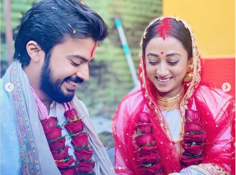 ৪ মাস আগে অঙ্কিতা-প্রান্তিক বিয়ে সেরেছিল একেবারে চুপিসারে! সিকিমে একদম কাছের কয়েকজন বন্ধু-বান্ধবদের উপস্থিতিতে চার-হাত এক হয়েছিল। এই বিয়ের খবর নাকি জানতো না প্রান্তিক-অঙ্কিতার পরিবারও।