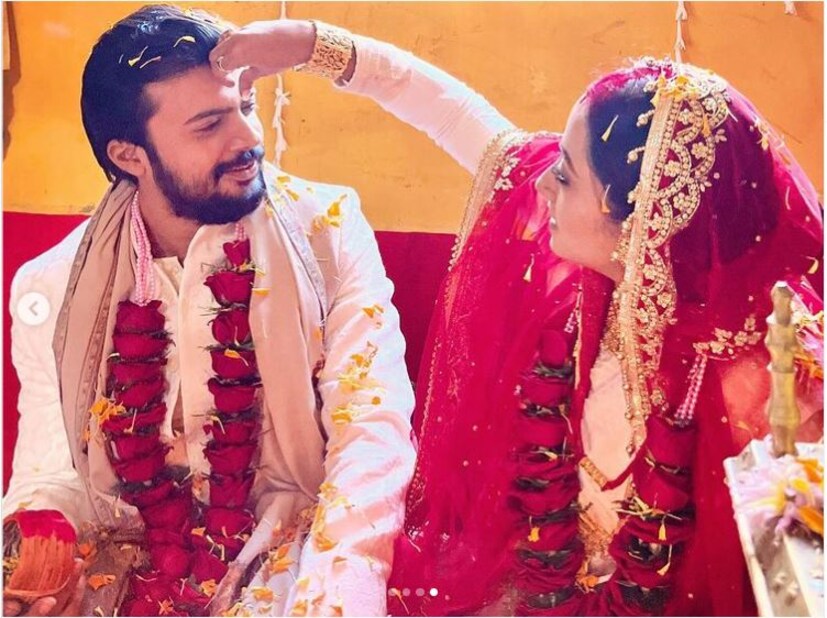প্রথাগত আইনি সইসাবুদ বা রেজিস্ট্রি নয়, নয় কোনও ধার্মিক অনুষ্ঠান, মন্ত্রোচ্চারণ। কেবলমাত্র প্রকৃতিকে সাক্ষী রেখে গান্ধর্ব মতে বিয়ে করলেন অঙ্কিতা-প্রান্তিক