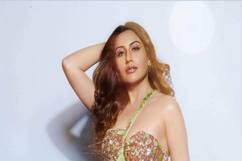 থাই পর্যন্ত চেরা বহি-হাগিং ড্রেসে নেট-দুনিয়ায় ভাইরাল 'নাগিন' খ্যাত অভিনেত্রী সুরভী চন্দনা