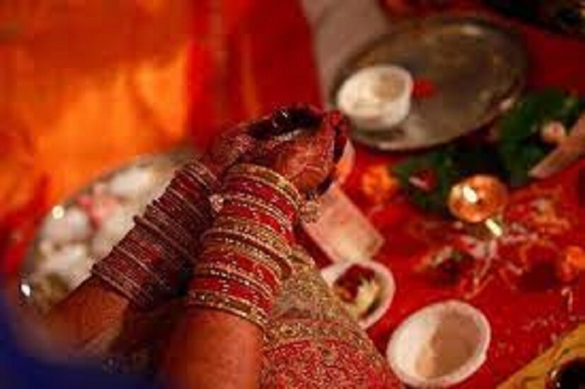 তবে বিয়ের পরে নানান রকমের আশা আকাঙ্খা স্বামী বা শ্বশুরবাড়িকে ঘিরে থাকে ৷ সেই সময়ে এমন কোনও ভুল করা উচিৎ নয় যা প্রতিটি পদক্ষেপেই আফসোস করতে বাধ্য করবে ৷ প্রতীকী ছবি ৷