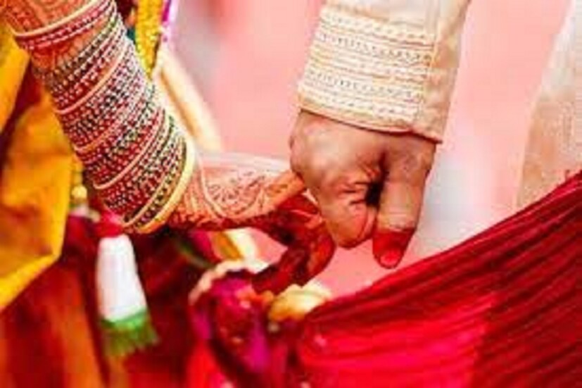বিয়ের পর বেশ কিছু ভুলই সম্পর্কের শুরুর দিকে সমস্যা তৈরি করবে ৷ প্রথম ভুল করবেন তখনই যখন আশা করে থাকবেন পার্টনার পারফেক্ট হবে ৷ কেননা দু'জনের আলাদা মানুষ দু'জনের সত্তা আলাদা ৷ প্রতীকী ছবি ৷