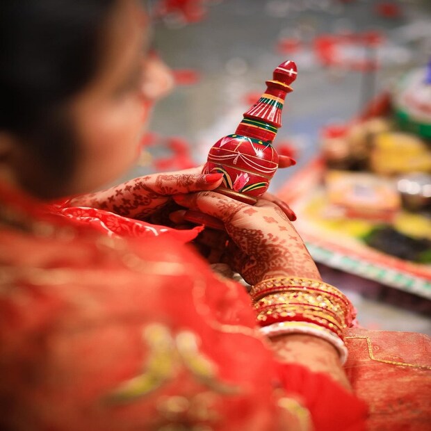 তাই বিয়ের পরে একটি বিষয় মাথায় রাখতে হবে সঙ্গীর সঙ্গে যতটা পারা যায় সময় কাটাতে হবে ৷ মেয়েদেরকে একটি বিষয় সর্বান্তকরণে মাথায় রাখতে হয় বিয়ের পরে পরিবারের সকলের সঙ্গে ভাল ব্যবহার করতে হবে ৷ প্রতীকী ছবি ৷