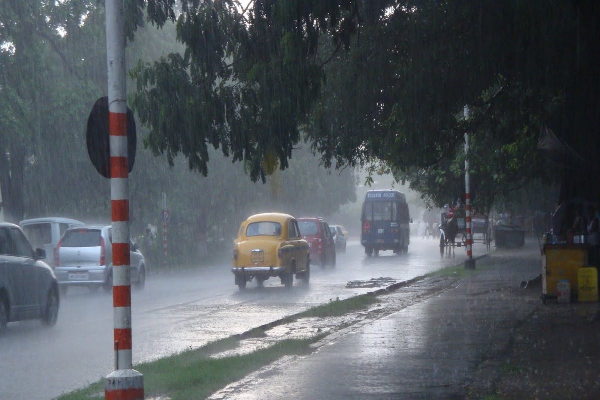 Kolkata Rain|| মাত্র কিছুক্ষণের অপেক্ষা! কলকাতা-সহ 'এই' ৪ জেলায় বজ্রবিদ্যুৎ-সহ ঝেঁপে বৃষ্টির পূর্বাভাস...
