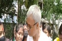 স্কুল চত্বরে অঝোরে কাঁদছে পড়ুয়ারা, কারণ শুনলে আপনারও চোখে জল আসবে স্কুল চত্বরে অঝোরে কাঁদছে পড়ুয়ারা, কারণ শুনলে আপনারও চোখে জল আসবে
