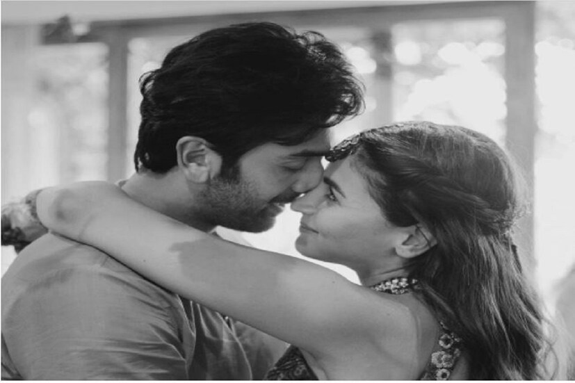 বহু জল্পনা-কল্পনার শেষে বৃহস্পতিবার বিয়েটা সেরেই ফেললেন বলিউডের 'হেভিওয়েট' জুটি রণবীর-আলিয়া! ঠিক যেন রূপকথার বিয়ে! সব্যসাচীর সাদা শাড়িতে আলিয়া যেন পরী আর সাদা শেরওয়ানি-পাগড়িতে রণবীর ঠিক যেন গল্পে পড়া যুবরাজ! এবার সামনে এল রণবীর-আলিয়ার মেহেন্দি অনুষ্ঠানের ছবি
