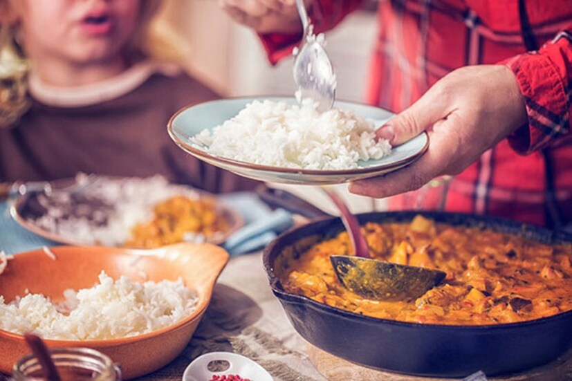 ভারী বা হাল্কা, ভাত বা রুটি-- আমাদের অনেকেরই দুপুরের খাবার খাওয়ার পরই ঘুম পায়। যদিও বিশেষজ্ঞরা বলেন যে, এটা খুবই স্বাভাবিক। কিন্তু কাজের জায়গায় এমনটা হলে খুবই অসুবিধে হয়। স্কুল-কলেজ-অফিস-কাজের জায়গায় দুপুরে ঘুম পেলে কাজেও খুবই ব্যাঘাত ঘটে। (Health Tips)