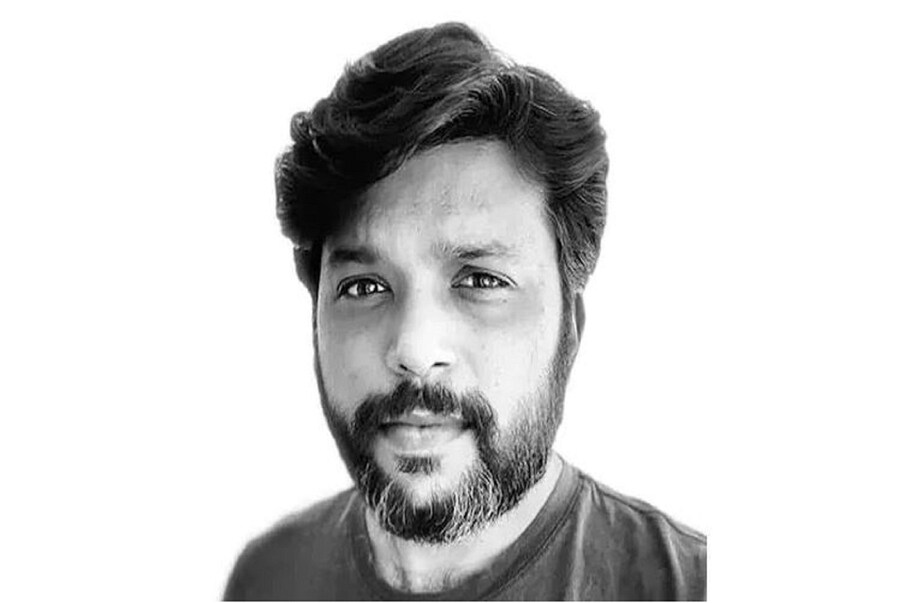  তিনি আর নেই, কিন্তু তাঁর কাজ আজও সারা বিশ্ববাসীকে চমকে দিচ্ছে। ২০২২ সালে পুলিৎজার পুরস্কার বিজয়ীদের তালিকায় ফের একবার নিজের নাম করে নিলেন ভারতীয় চিত্রসাংবাদিক দানিশ সিদ্দিকি। রয়টার্সের সাংবাদিক দানিশ আফগানিস্তানে তালিবানদের হামলায় প্রয়াত হয়েছেন। কিন্তু তাঁর লেন্সবন্দি ছবিতে আজও তিনি মানুষের হৃদয়ে রয়েছেন। (Danish Siddiqui wins Pulitzer)