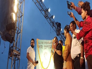 Soham Chakraborty
অনুষ্ঠানে সোহম ও মদন মিত্র।