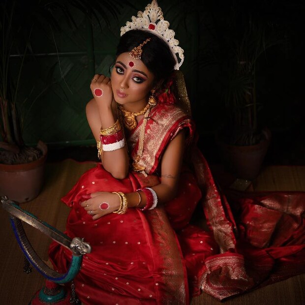 কনের সাজে সেজেছিলেন সম্প্রতি৷ ক্যাপশনে দিয়েছিলেন এই মুহূর্তের সবথেকে জনপ্রিয় গান বেলাশুরু ছবির ‘ইনি বিনি টাপা টিনি টানা টুনি টাসা / সাহেব বাবুর বউ এয়েছে দেখতে ভারী খাসা’৷