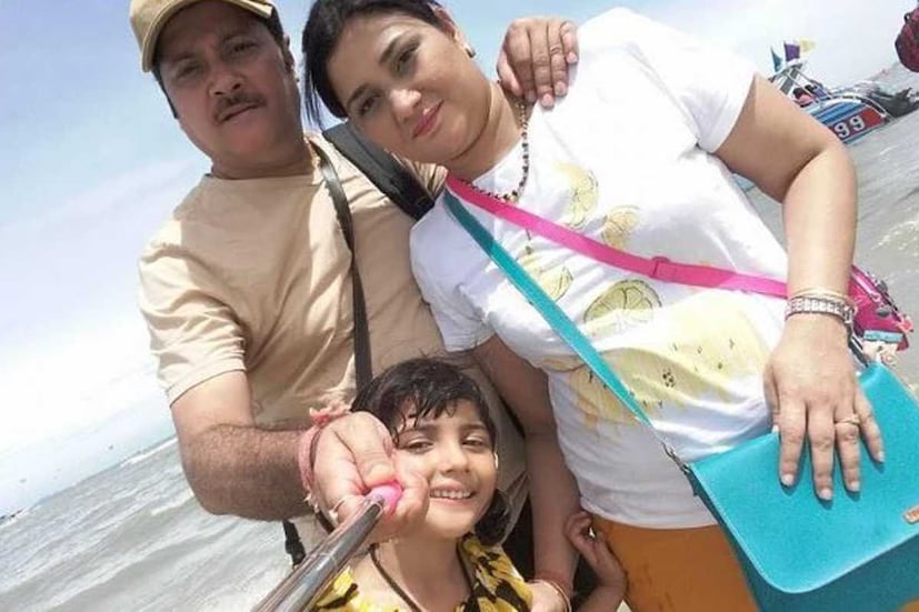 রবিবার আবার এক পারিবারিক ছবি শেয়ার করলেন সংযুক্তা। এই ছবিতেও মেয়ে ও স্ত্রীর সঙ্গে আনন্দে মেনে অভিষেক। সমুদ্রের তীরে স্ত্রী কন্যাকে সঙ্গে নিয়ে অভিষেকের এই ছবি দেখে আবেগপ্রবণ হয়েছেন নেটিজেন। 