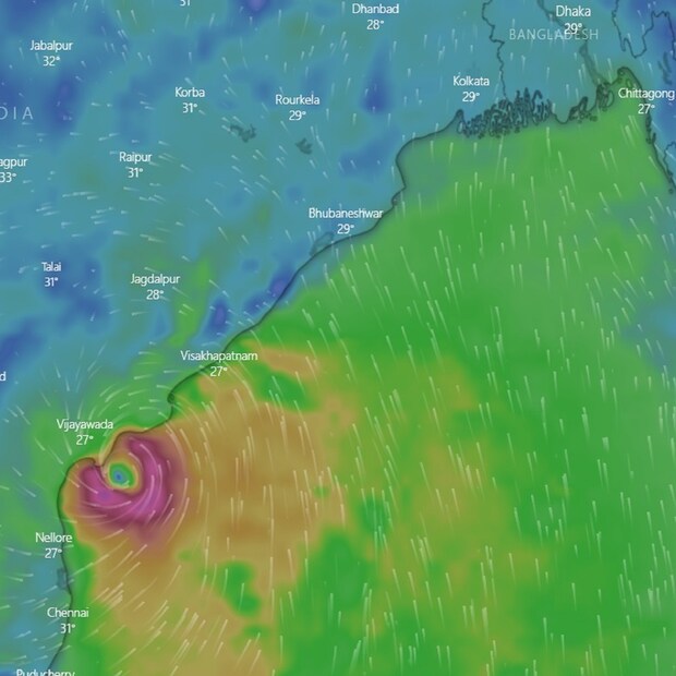 আবহাওয়া দফতরের পূর্বাভাস মতোই শক্তি কমতে শুরু করেছে ‘অশনি’-র ৷ আজ, বুধবার অন্ধ্রপ্রদেশ উপকূলে এটি সাধারণ ঘূর্ণিঝড়ে পরিণত হতে পারে ৷ এরপর তার অভিমুখ বদলে যেতে পারে উত্তর-পশ্চিম দিকে ৷ Photo Courtesy: Windy.com