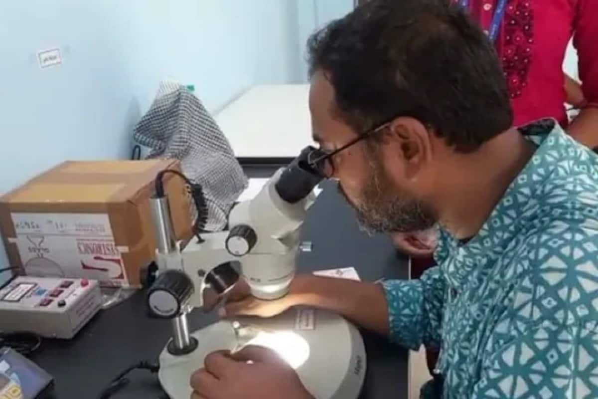 গবেষণায় ব্যস্ত অধ্যাপক অসমঞ্জ চট্টরাজ।