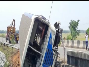 Massive bus accident nnear memari several injured