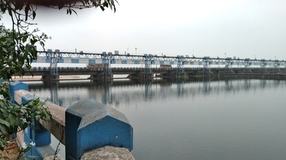 দামোদর নদের উপর নির্মিত দুর্গাপুর ব্যারেজ।