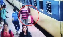 যাত্রীর শরীরের অর্ধেক অংশ আটকে ট্রেন ও প্ল্যাটফর্মের ফাঁকের মধ্যে! তারপর? দেখুন যাত্রীর শরীরের অর্ধেক অংশ আটকে ট্রেন ও প্ল্যাটফর্মের ফাঁকের মধ্যে! তারপর? দেখুন
